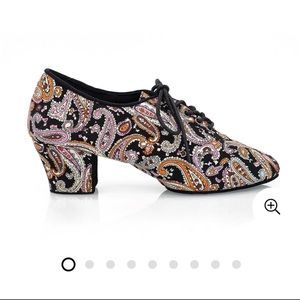 Cuban heel dance shoes